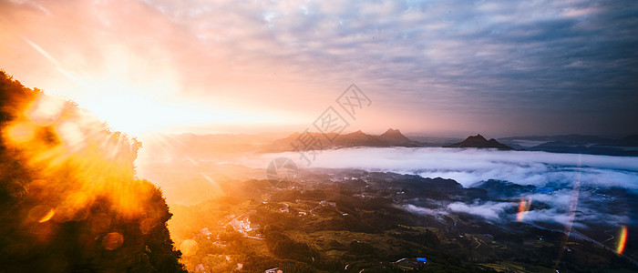 秋季山云雾群山日出背景