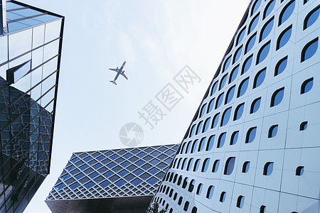 现代建筑设计飞机飞过楼宇背景