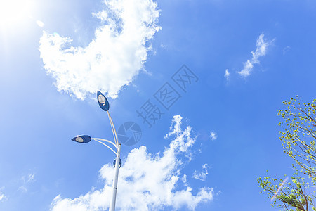 蓝天白云路灯风景素材背景图片