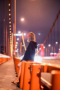 武汉鹦鹉洲长江大桥夜晚的少女高清图片