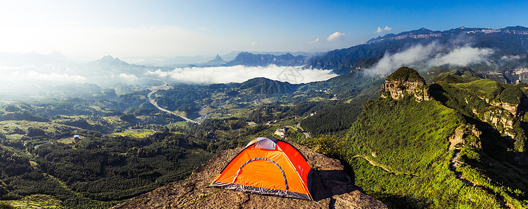 群山悬崖云雾缭绕的群山和帐篷露营背景
