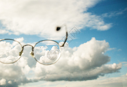 眼镜中天空的云/看待世界的角度方式高清图片