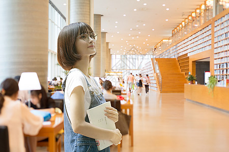 女同学在图书馆看书设计图片