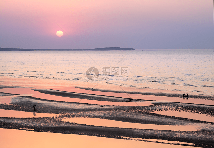 夕阳下的海边美景图片