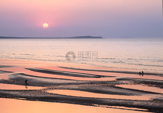 夕阳下的海边美景图片