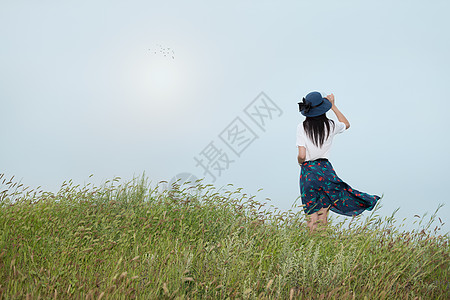 站在草地上的美女背影背景