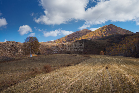 秋天草原山脉风景图片