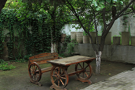 庭院里的木椅背景图片