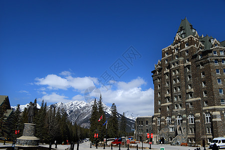 加拿大班夫国家公园加拿大班夫小镇雪山乡村风景背景