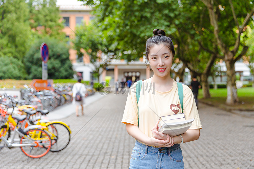 大学校园内女生抱着书本图片