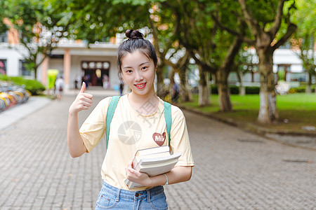 大学校园内女生抱着书本图片