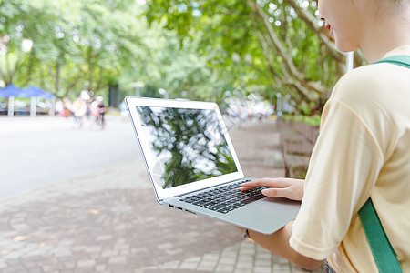 大学校园女生用电脑特写高清图片