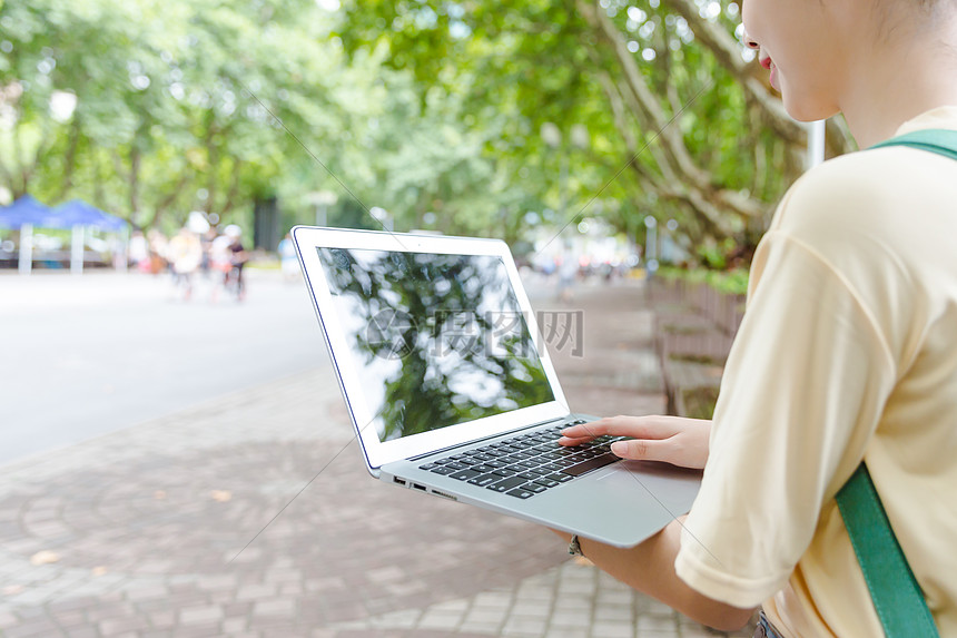 大学校园女生用电脑特写图片