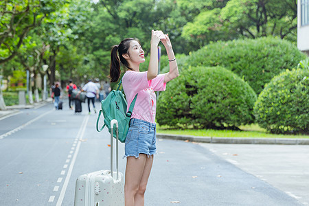 开学了大学校园女生拍照背景