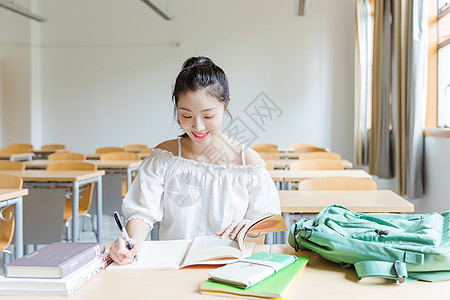 大学教室女生学习图片