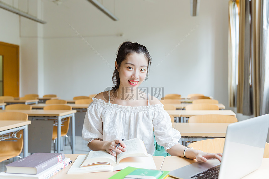 大学教室女生看书用电脑学习图片