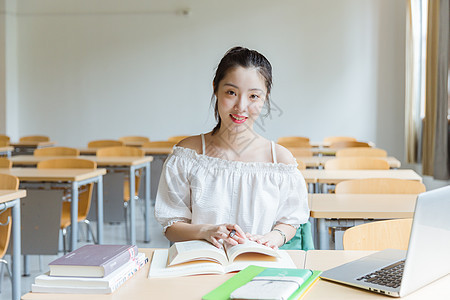 大学教室女生看书学习图片