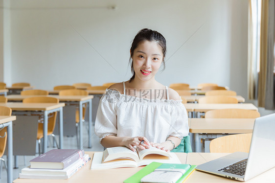 大学教室女生看书学习图片