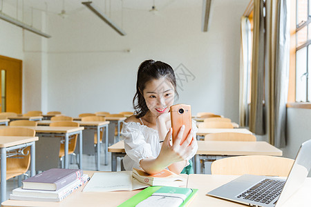 大学教室女生学习休息自拍高清图片