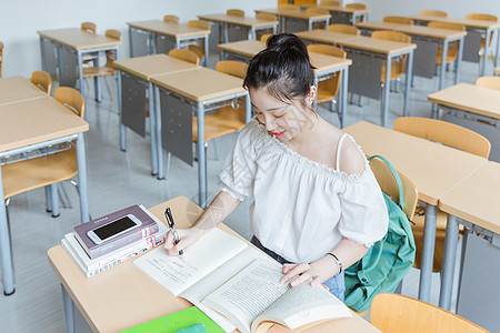 文艺女生大学教室女生学习背景