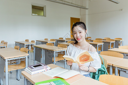 大学教室女生学习图片