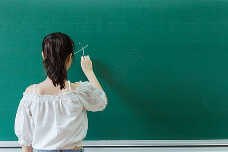 文艺女大学教室女生黑板写字背景