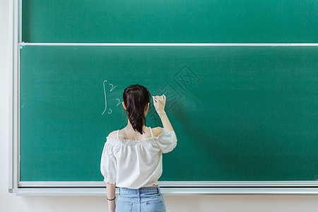 大学教室女生黑板写字图片