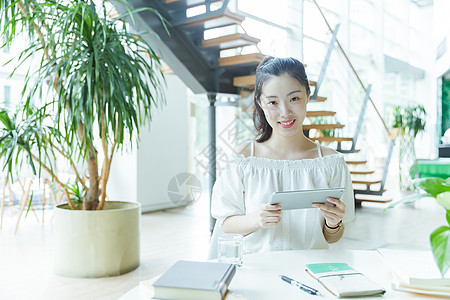 科技书咖啡馆女生用平板学习背景