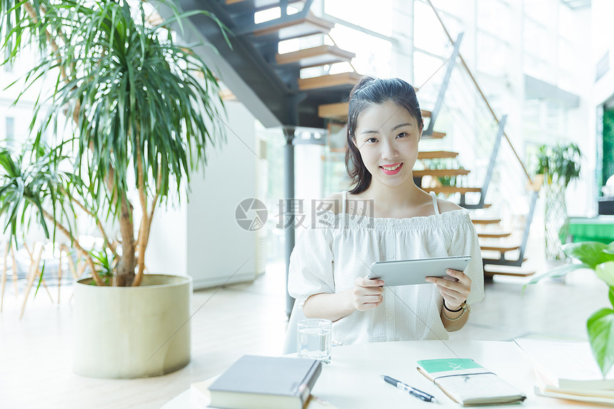 咖啡馆女生用平板学习图片