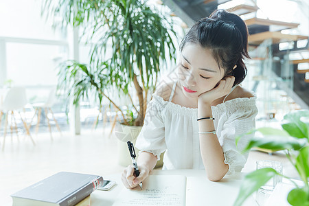 女性活力校内咖啡馆女生阅读写作背景