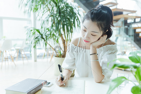 校内咖啡馆女生阅读写作图片