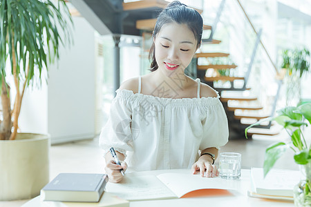 校内咖啡馆女生阅读写作高清图片