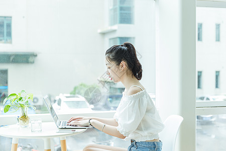 咖啡馆女生用电脑学习高清图片