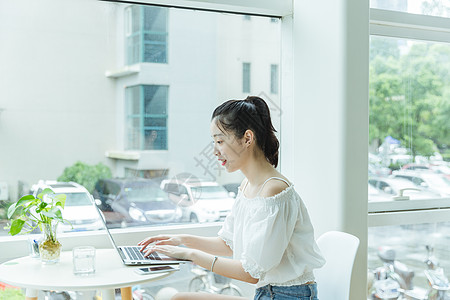 咖啡馆女生用电脑学习图片