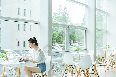 文艺女生咖啡馆女生用电脑学习背景