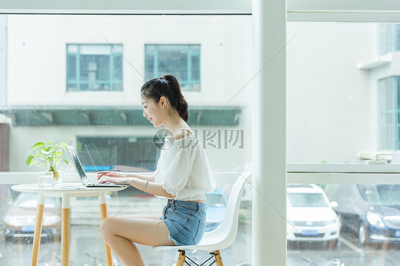 咖啡馆女生用电脑学习图片