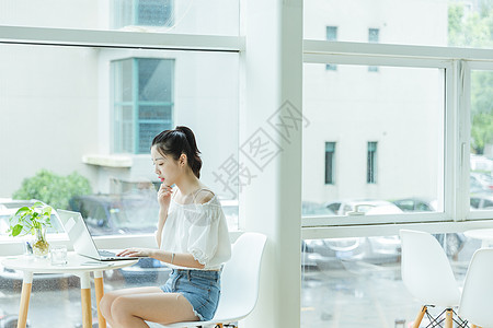 气质美女咖啡馆女生用电脑学习背景