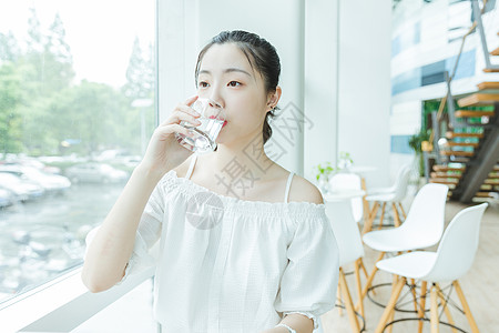 清新文艺校园咖啡馆女生喝水背景