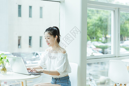 科技校园咖啡馆女生用电脑学习背景