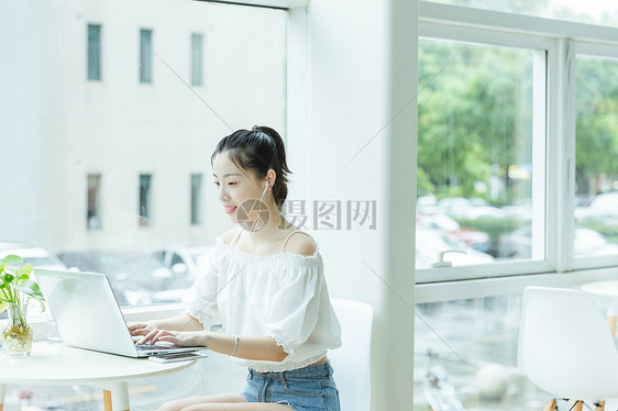 咖啡馆女生用电脑学习图片