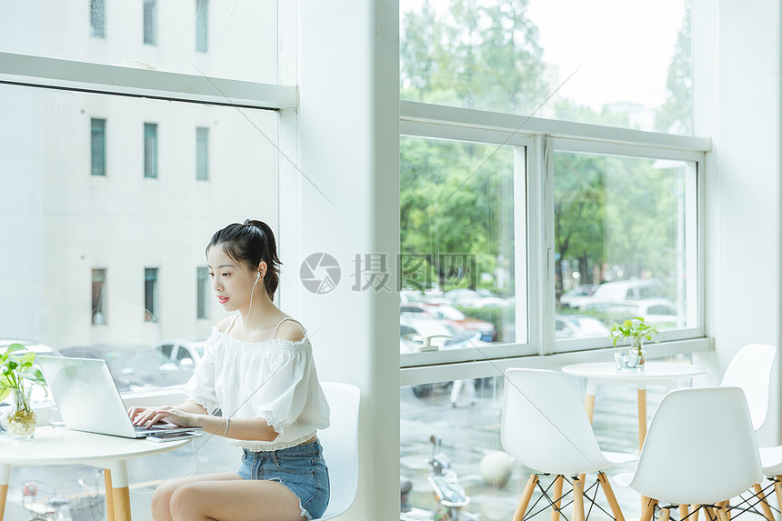 咖啡馆女生用电脑学习图片