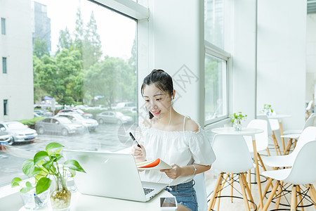 大学生手机咖啡馆女生学习写作用电脑背景