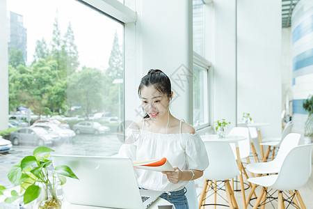 咖啡馆女生学习写作用电脑图片