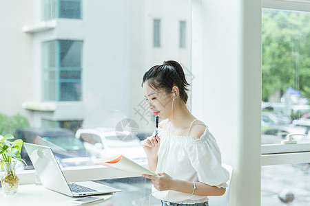 文艺小清新咖啡馆女生学习写作用电脑背景