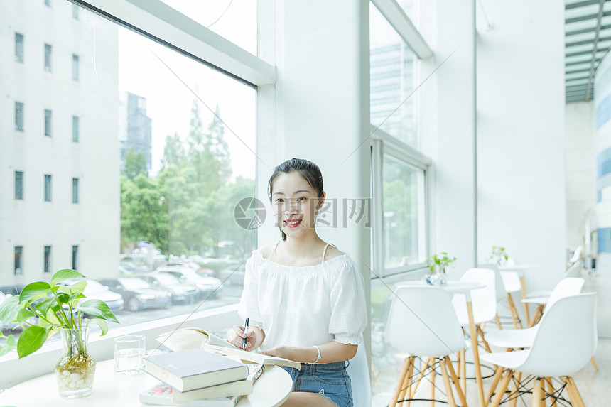 校内咖啡馆大学女生看书学习图片