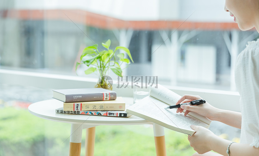 校内咖啡馆大学女生看书学习图片