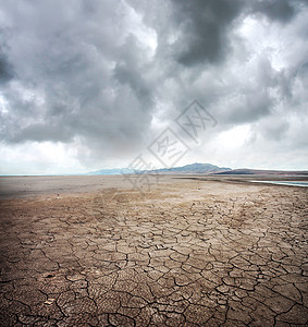 乌云下干裂的戈壁滩背景图片