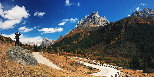 风彩旅行的山背景