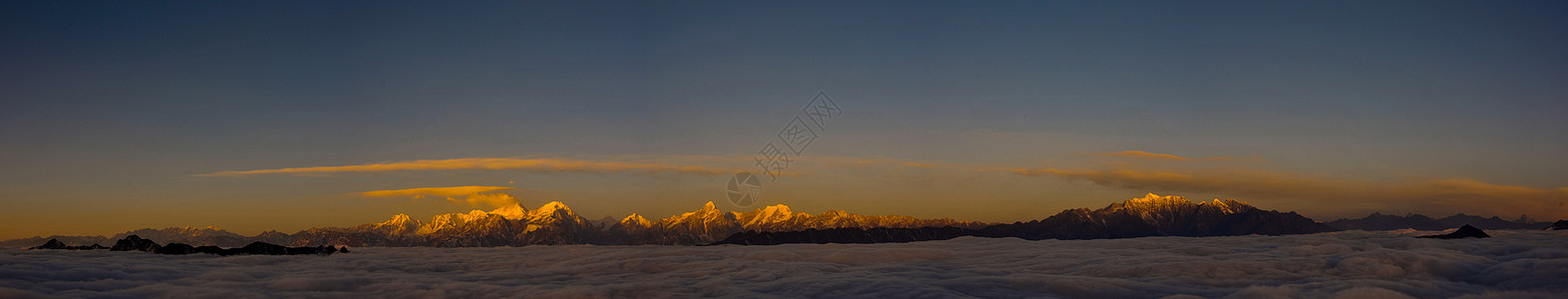 冬季早晨日照贡嘎群山背景