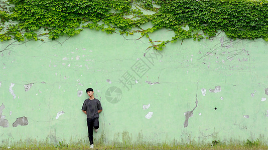 靠墙蹲靠墙的男孩子背景